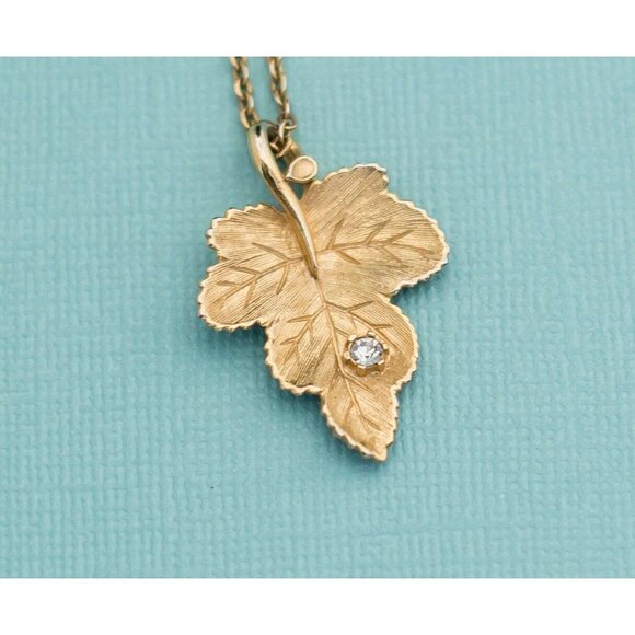 Vintage Gold Leaf Choker Necklace 15.5 Inches by Avon E14 - Picture 1 of 3